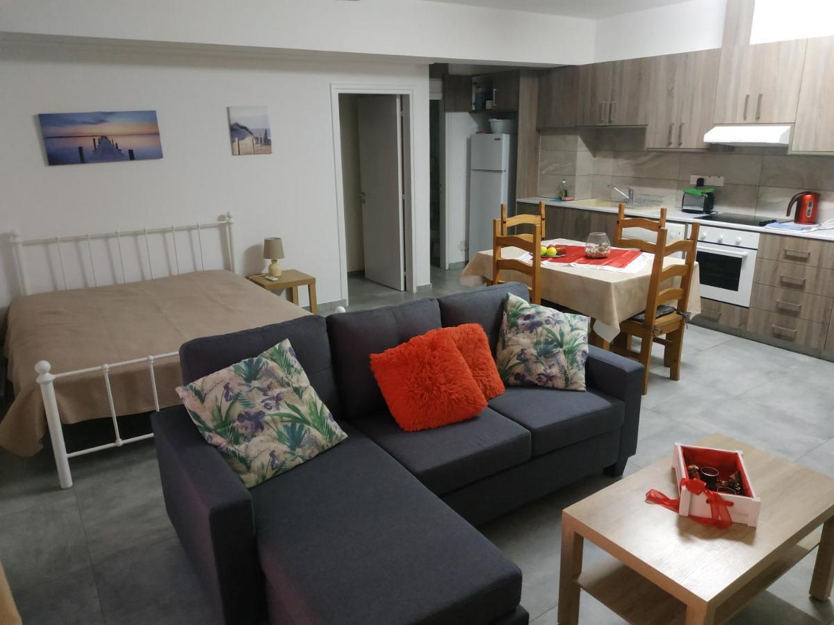 Adonis Apartment Paphos Exterior photo